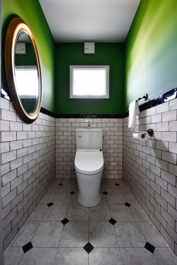 ブルックリンスタイルのビルトインガレージの輸入住宅のトイレ
